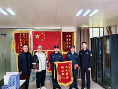 領(lǐng)威保安員李興萍、歐陽開福“見義勇為”獲榮